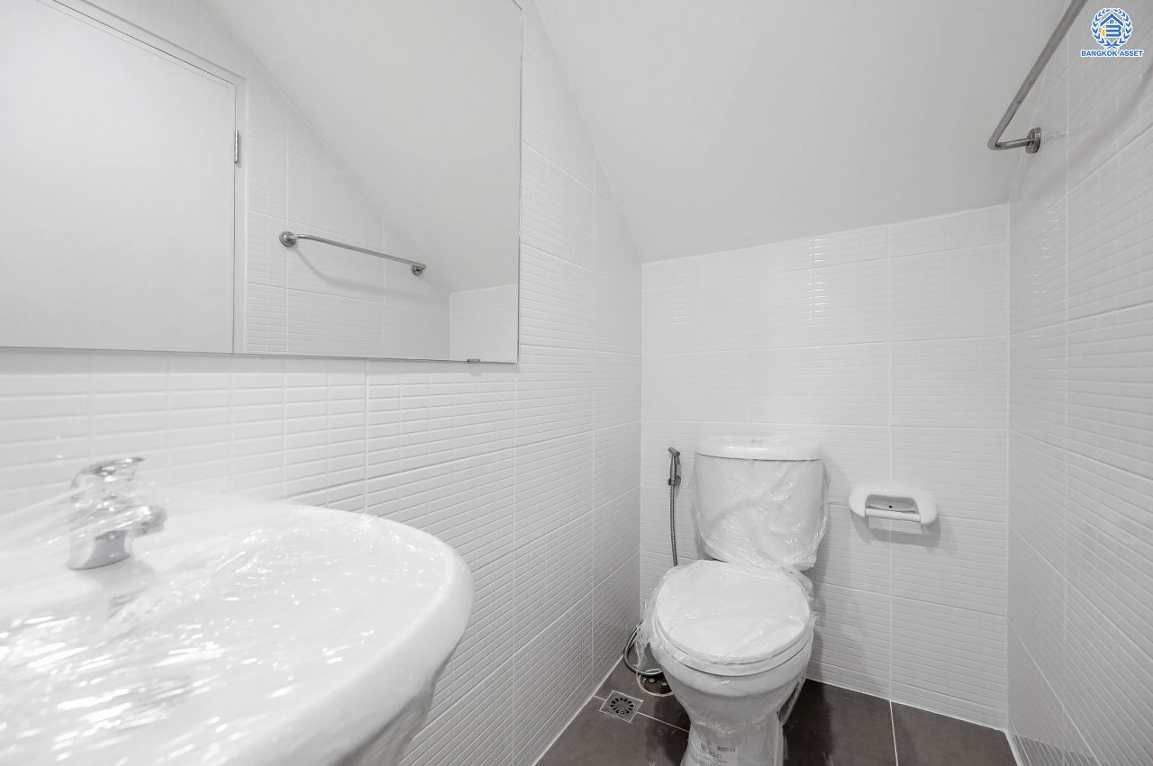 บ้านมือสองตกแต่งใหม่ โครงการ วิสต้าปาร์ค แจ้งวัฒนะ ทาวน์โฮม 3 ชั้น จากแบรนด์ SC Asset บนเนื้อที่ 22.9 ตร.ว. ฟังก์ชัน 3 ห้องนอน 3 ห้องน้ำ จอดรถได้ 2 คัน บนทำเลโซนเมือง บนทำเลคุณภาพ ติดถนนเลี่ยงเมืองปากเกร็ด ใกล้เซ็นทรัล แจ้งวัฒนะ, เมืองทองธานี, จุดขึ้นทางด่วน "แจ้งวัฒนะ" และรถไฟฟ้าสายสีชมพู "สถานีสามัคคี"